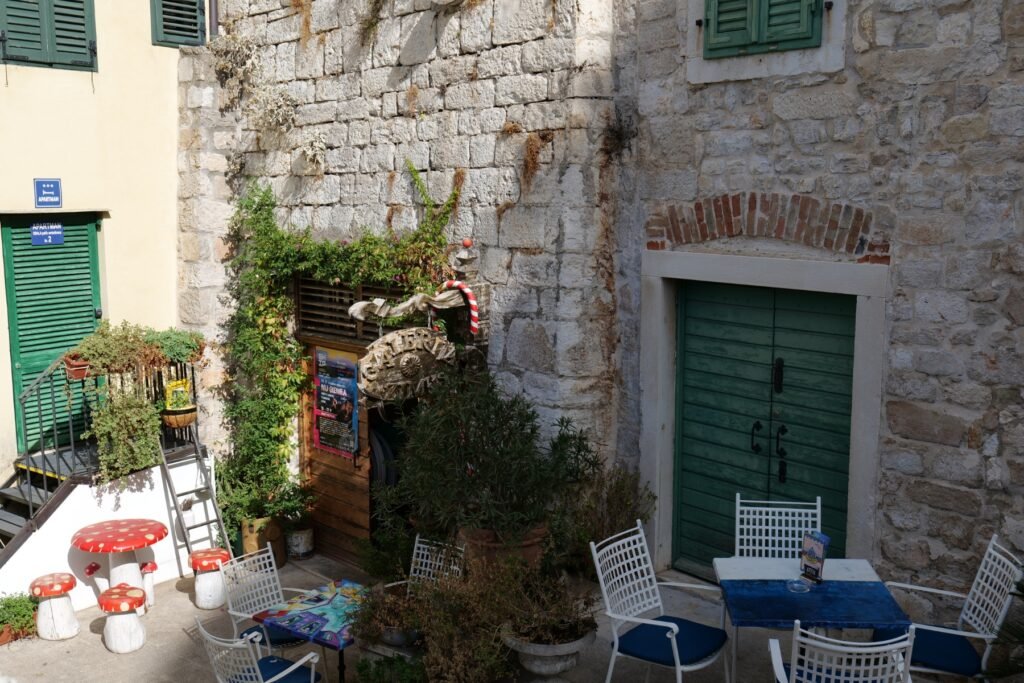 There are always charming corners to discover in the old town streets of Sibenik!
