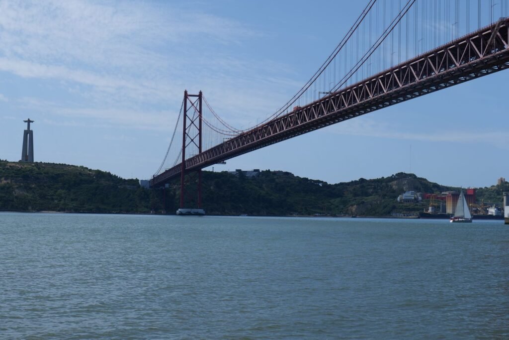 Sailing under the Ponte 25 de Abril bridge