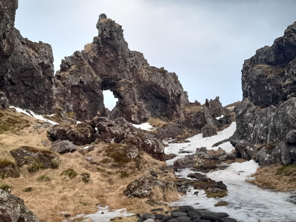 Exploring the truly incredible lava formations at Djúpalónssandur Beach