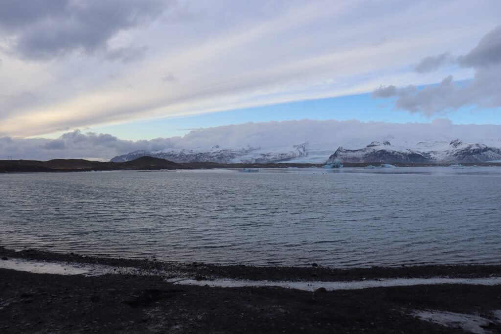 Beautiful winter light on the banks of the glacier lagoon!