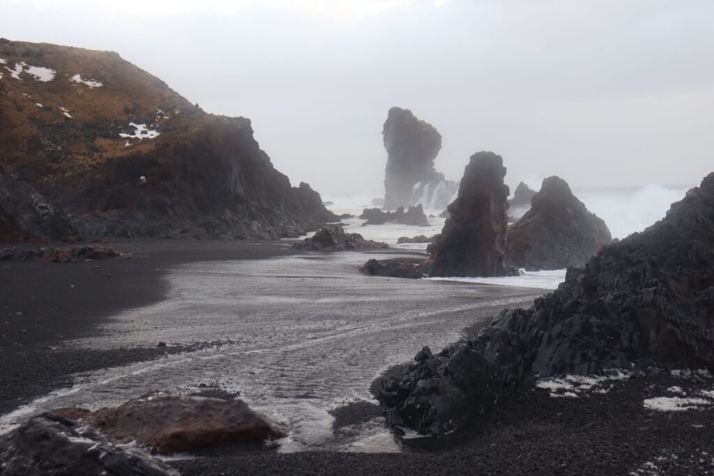 Waves crashing up Djúpalónssandur beach 