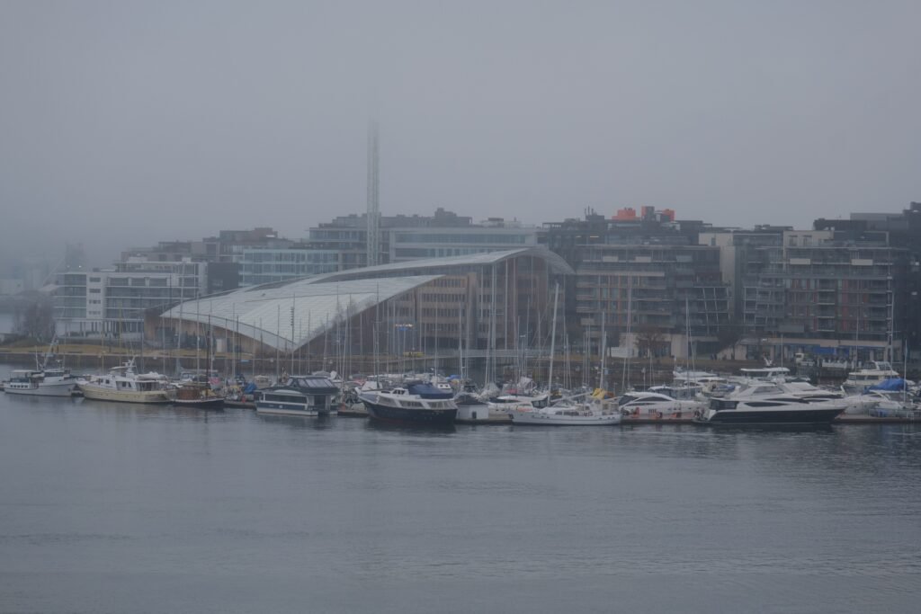 Oslo has a few neighbourhoods to avoid, but in most areas (like here in Oslo's harbour area) I felt totally safe!