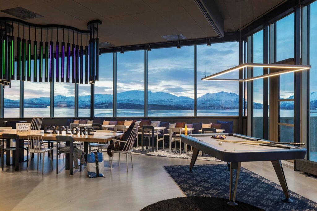 The incredible panoramic bar at Moxy Tromsø (Photo: Expedia)