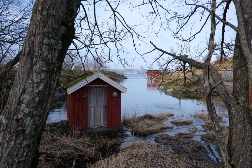 Quaint red huts on the walk from the bus to reach the Saltstraumen viewpoints