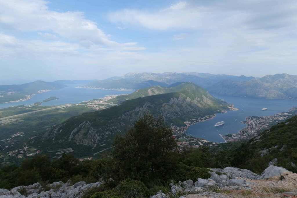 The view driving the Serpentine Road