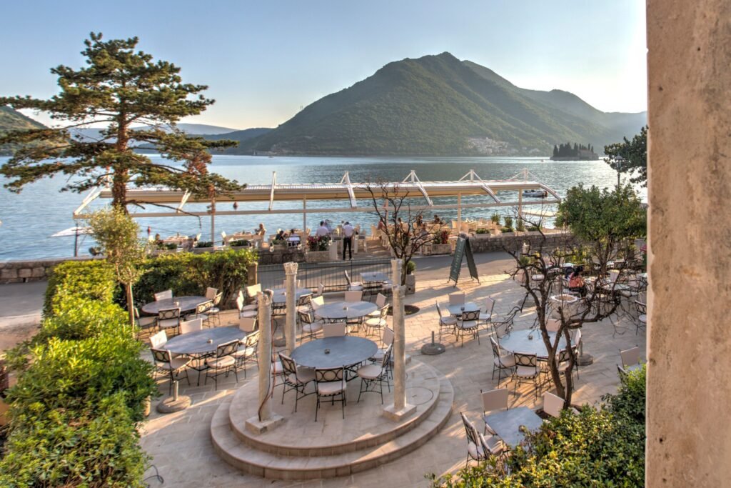 The waterfront Djardin Restaurant at the hotel! (Photo: Expedia)