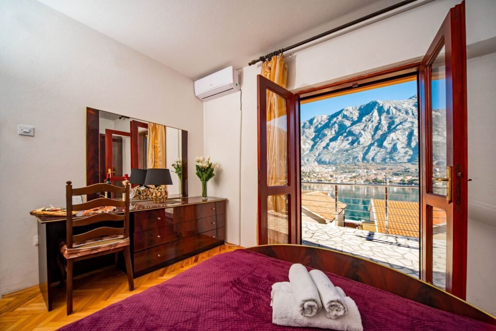 Beautiful bay and mountain views! (Photo: Expedia)