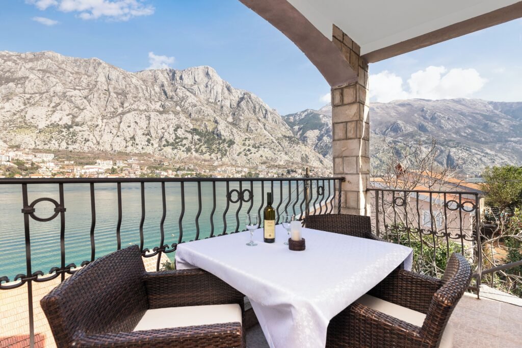 Spectacular bay and mountain views! (Photo: Expedia)