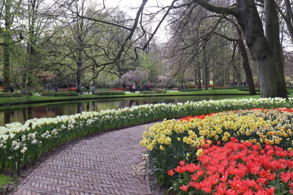 Walking paths around the Keukenhof lake!