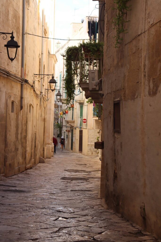 The most beautiful streets in Monopoli's old town!