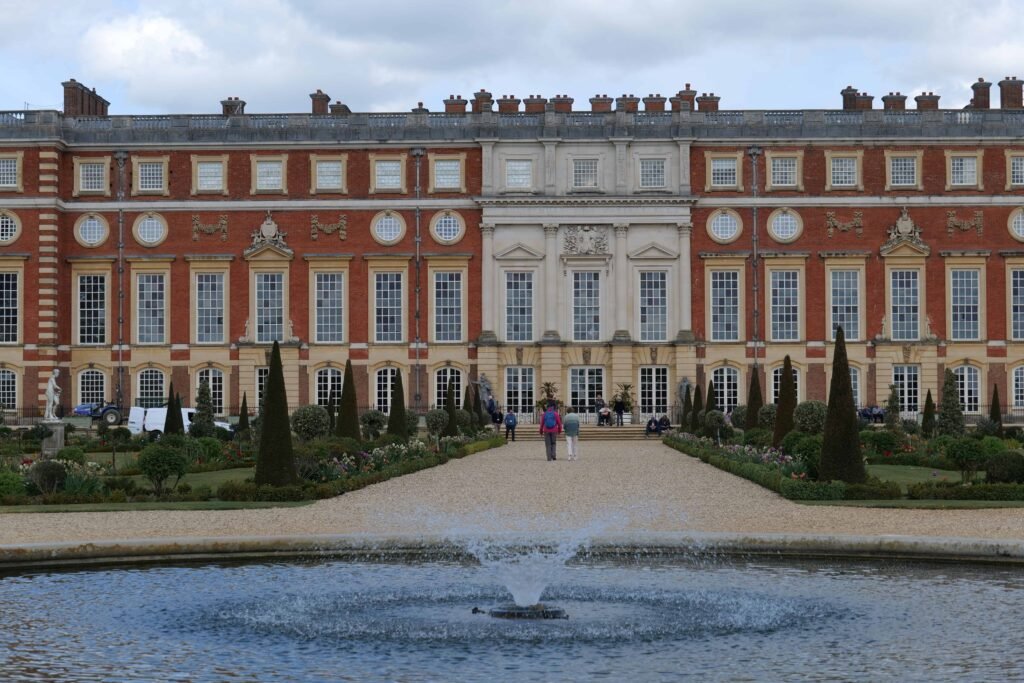 Hampton Court Palace and the fountain from the Privy Garden