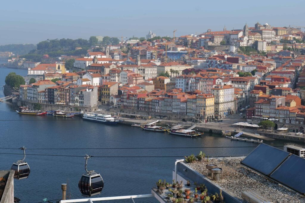 The cable cars crossing the Douro River!